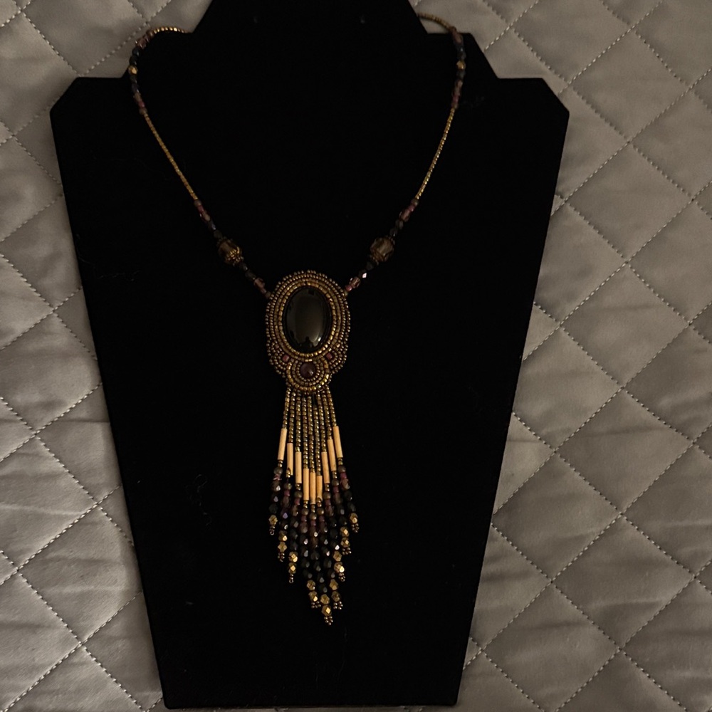 Free Spirit Elegant Beaded Necklace with Black and Gold Accents